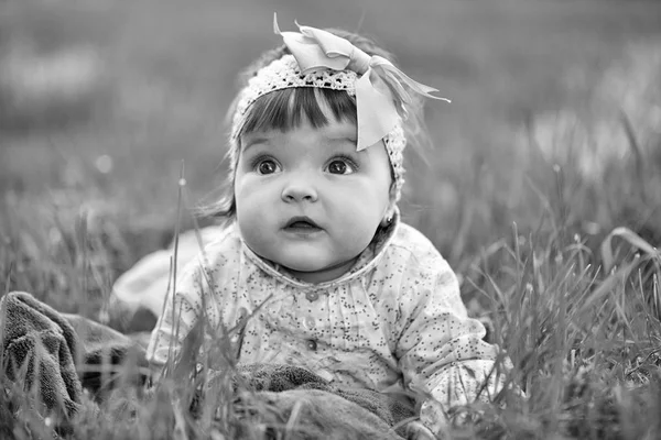 Cute baby girl on green grass — Stock Photo, Image