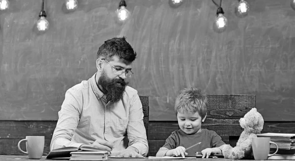 Nauczyciel i małe dziecko pisania listów w rezerwowym. Malowanie obrazów z kolorowe ołówki cute chłopiec. Lekcji sztuki w przedszkolu — Zdjęcie stockowe