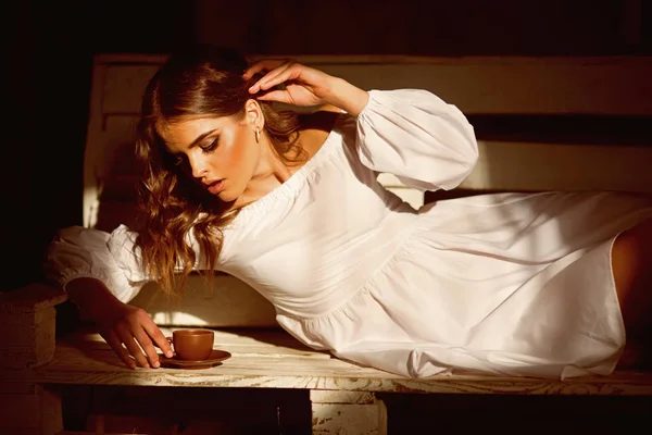 Friss kávé szexi nő kezében. szép barna lány friss kávét iszik. — Stock Fotó