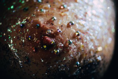 Kendi kendine muayene. Meme kanseri önleme. Kadın sağlık. Vücut sanatı. Kozmetik. Kadının çıplak göğüs. Mamografi. Plastik cerrahi. XXL ve Xl göğüs boyutu. Meme kanseri. Çok sıcak duygu