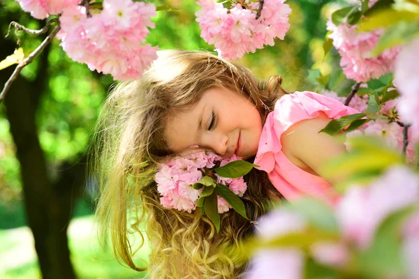 Time to relax. Summer girl fashion. Happy childhood. Little girl in sunny spring. face and skincare. allergy to flowers. Springtime. weather forecast. Small child. Natural beauty. Childrens day — Stock Photo, Image