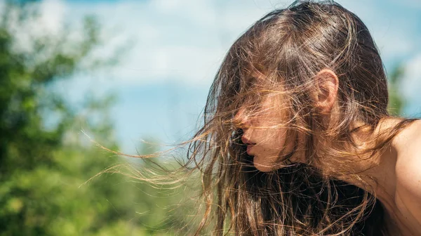 Naturliga skönhet och spa behandling. Sommar flicka med långt hår. Ansikts- och hudvård. Tid att koppla av. Våren kvinna. Springtime och semester. Kvinna med mode makeup. Tittar trendiga — Stockfoto