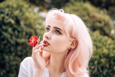 Yaz makyaj kız. Çiçekli bahar kadın. Yaz güzellik. Makyaj kozmetik ve cilt bakımı. Kadın moda portre. saç boyama. Bahar güzellik. Yaz tatili