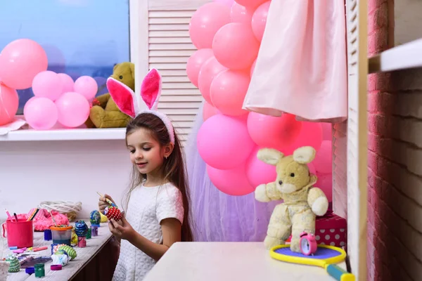 Cute little girl painting Easter eggs — Stock Photo, Image