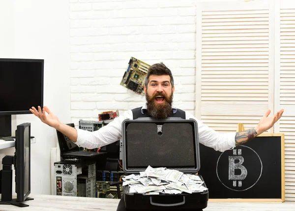 Pieniądze zawsze się go podekscytowany. Bitcoin dla biznesu. Brodaty hipster z bitcoin symbol i dolarów. Brodaty mężczyzna z gotówki. Działalności człowieka w serwerowni. Od pieniądz papierowy do krypto waluty — Zdjęcie stockowe