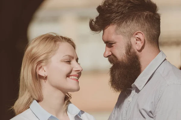 Glücklich verliebt zu sein. verliebtes Paar an einem Sommertag. Liebespaar und Hipster-Dating im Freien. Liebe und Romantik fühlen. sinnliche Frau und bärtiger Mann genießen romantisches Date — Stockfoto