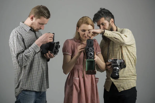 Focus on what matters. Paparazzi or photojournalists with vintage old cameras. Group of photographers with retro cameras. Retro style woman and men hold analog photo cameras. Photography studio — Stock Photo, Image