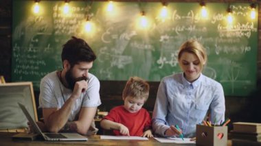 4k, bir erkek ve kadın öğretmenler ile okul sınıf yeşil ışık yanmadı arka planı çizer. Eğitim, bilim, teknoloji, çocuk ve insan kavramı. Öğrenme kavramı.