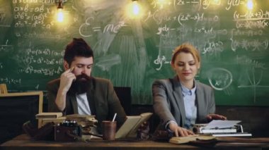 4 k. öğretmenler işe. Kadın yazdırır. Öğretmen sınıfta. Öğretmenler ile bir takım elbise. erkek ve kadın elbiseli bir kitap okuma ve bir daktiloda yazdırma.