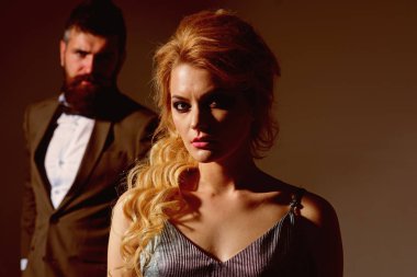 Harika bir his aşktır. Sevgililer günün kutlu olsun. Birkaç erkek ve kadın tarihi Sevgililer günü. İki aşık. Sakallı adam ve ilk tarihte seksi kadın. Bir tarihte seksi olmanın