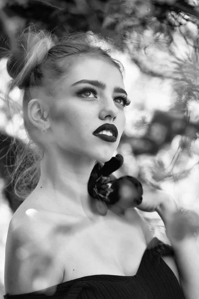 Woman with red poppy seed — Stock Photo, Image