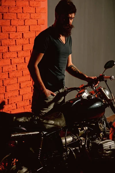 Motociclista para sempre. Ele é motociclista para sempre. homem barbudo tornou-se motociclista para sempre. motociclista conceito para sempre. Bem-vindo ao meu lugar . — Fotografia de Stock