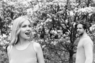 Bahar manolyasında aşık bir çift