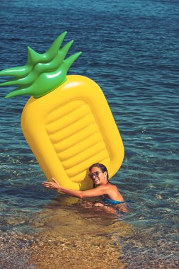 Maldivler veya Miami beach su. Ananas şişme yatak, etkinlik ve sevinç. Seksi kadın Karayip Denizi Bahamalar üzerinde. Hava yatağı ile plajda güneşlenirken kız. Yaz tatili ve okyanus seyahat