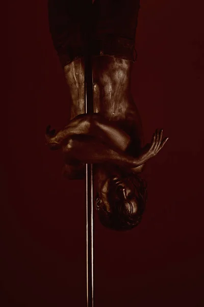 Ακροβατικά στοιχεία από τον πυλώνα χορεύτρια άνθρωπο. ακροβατικό άνθρωπος με ασημένια μυώδες σώμα. — Φωτογραφία Αρχείου