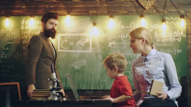 Jongen negeert de leraren. Leraar in de klas. Terug naar school. Leren concept. Docenten werken. Docenten geven een jongen in een klas. Enthousiaste jongen studeren met leraar. — Stockvideo