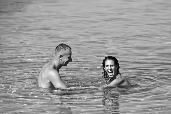 Feliz joven pareja divirtiéndose, hombre y mujer en el mar en la playa. estilo retro vintage — Foto de Stock