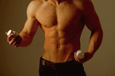 Benim diyet planı. Vitamini besin. Güçlü adam vitamin şişeleri tutun. Altı bohça abs. uyarıcı kas büyüme anabolik steroidler ile olan adam. Anabolik hormon kas gücü artar. Sağlıklı beslenme