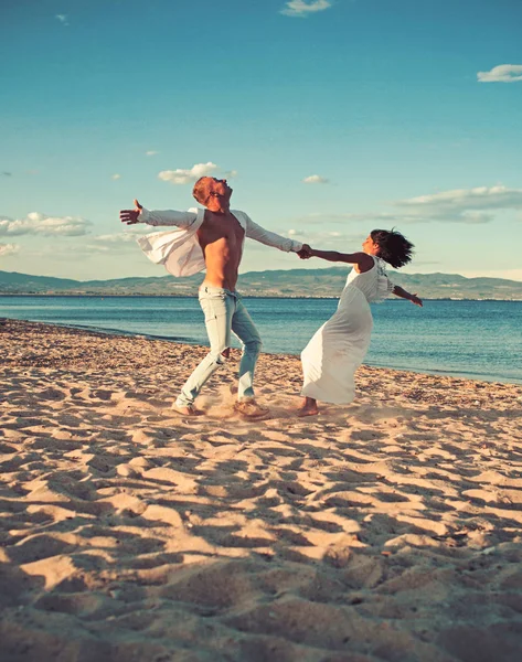 愉快的情侣跳舞在热带海滩日落, 假期. — 图库照片