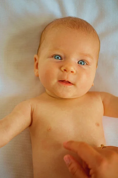 행복 한 신생아 아기입니다. 행복 한 아기에 대 한 위 경련 신경. 신생아 여 아 또는 소년입니다. 경련과 복 통을 완화 하기 위해 건강 관리입니다. 그것의 배려에 대해 — 스톡 사진