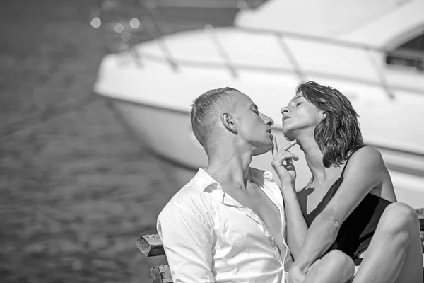 Καλοκαιρινές διακοπές και ταξίδια διακοπές. καλοκαιρινές διακοπές της σέξι ζευγάρι στην αγάπη κοντά στο σκάφος στη θάλασσα. — Φωτογραφία Αρχείου