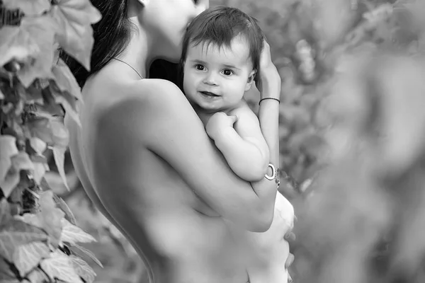 Baby and mother hugging nude — Stock Photo, Image