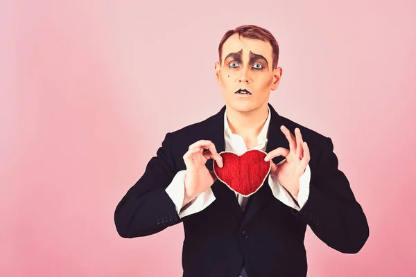 Förälskad igen och alltid. MIME-mannen hålla rött hjärta till alla hjärtans dag. MIME-skådespelare med love symbol. Teater skådespelare pantomim falla i kärlek. Kärlek bekännelse på alla hjärtans dag — Stockfoto