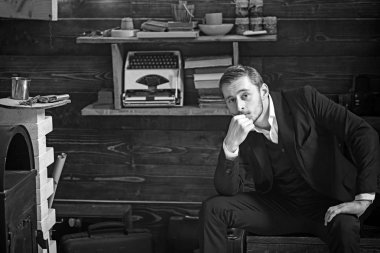 Akıllı adam oturma çalışma odasında. Elinde bazı fikir hakkında düşünürken eğilerek mavi elbiseli sarışın adam sakallı