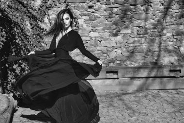 Açık Kırmızı elbiseli kadın