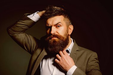 Moda sektöründe iş lideri. Kuaför dükkanı sakallı adam. İş aşınmaya uzun sakallı adam. Erkek moda. Bir kuaför dükkanı uzun süre yeterince oturursan, sen-ecek almak bir saç kesme