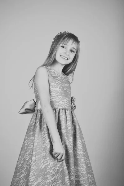 Παιδί κορίτσι στο φόρεμα κομψό αίγλη, κομψότητα. Κοίτα, κομμωτήριο, μακιγιάζ. Μόδα μοντέλο σε ροζ φόντο, ομορφιά. Μόδα και ομορφιά, μικρή πριγκίπισσα. Κοριτσάκι σε μοντέρνο φόρεμα, prom. — Φωτογραφία Αρχείου