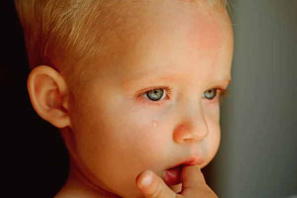 Estos ojos llorosos. Niño pequeño con cara triste. Es un bebé llorón. Pequeño bebé llorando. Bebé con lágrimas rodando por su mejilla — Foto de Stock