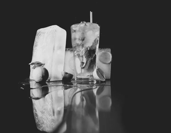 Cócteles en vaso con cubo de hielo aislado en negro . — Foto de Stock