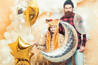 Adam hipster ve xmas, çocuk. Baba ve kızı ile Balonlar, Noel gülümse. Aile tatil partisi. Babalar günü kutlama. Mutlu aile kutlamak Noel ve yeni yıl. Parti dekor ve tasarım.