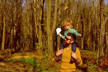 Baba ve oğul parkta iyi arkadaş oynamak. Baba, arkadaşlarım omzuna, küçük çocuk tutun. Biz birlikte vakit gibi