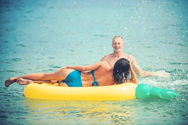 暑假和去海边旅行。恋爱中性感情侣的夏日假期. — 图库照片