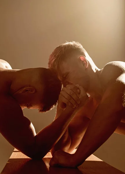 Siły poza granicami. Zemsta w sporcie. Twins mężczyzn konkurencyjnych do zwycięstwa. Twins konkurentów arm wrestling. Mężczyzn konkurentów spróbować wygrać zwycięstwo lub zemsty. Umiejętności do siły — Zdjęcie stockowe