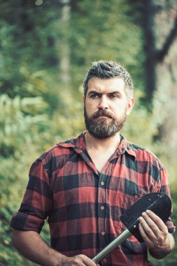 Acımasız oduncu çölde göçebe. Ekolojist ormanda keşfetmek. Doğada çalışan bir bilim adamı. Çevre ve ekoloji kavramı