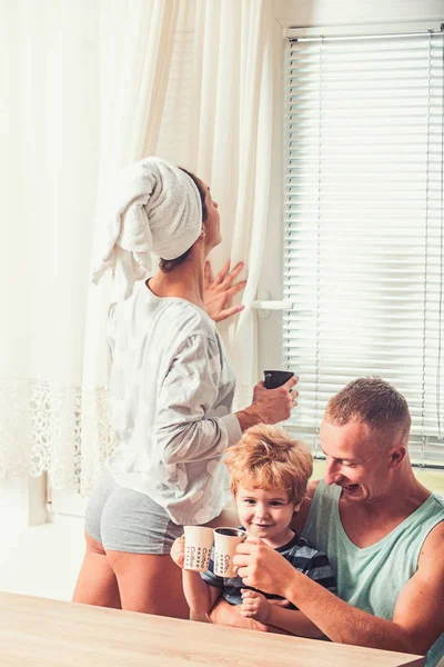Genitori con bambino durante giorno di padri o madri. genitori con figlio bambino in mattinata perfetta . — Foto Stock