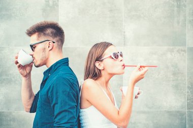 Kahve molaları, günün her saatinde olabilir. İki kadın ve erkekle kahve fincanı. Kız ve erkek arkadaşı espresso içki iç. En iyi kahve Tarih zevk. Kaç aşk içki kahve açık içinde