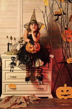 Cadı şapka ve kostüm tutar jack o fener evlat.