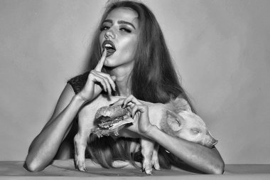 Burger ve pigglet kadın ile