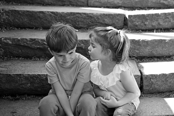 Çocukluk ilk aşk. yaz tatil. küçük kız ve erkek merdiven üzerinde. İlişkiler. iki küçük çocuk. Erkek ve kız. arkadaşlarım, dostluk ve aile değerleri. sevimli erkek ve kız yaz — Stok fotoğraf