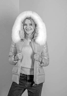 Bireysellik ve stil kutluyor. Güzel kadın moda kirpi balığı. Seksi kadın giyim sıcak kış ceket. Hood kürk ile manken. Kış moda trendleri. Unutmayın soğuk hava ile tasarlanmış