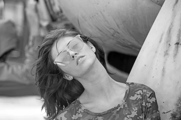 Soy libre de volar alto. Chica sexy usar gafas de sol de moda en el día de verano. Mujer sensual disfruta de las vacaciones de verano. Una mujer guapa en un avión de vacaciones. Avión tour y viaje — Foto de Stock