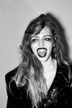 Sanat makyaj ile gülümseyen kadın