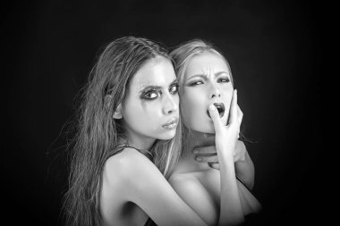 Stüdyo portre kameraya poz iki güzel kadın.