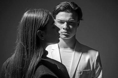 İlişkilerde sorunlar. Dostluk ilişkileri. Aile bağları. Güzellik ve moda. Erkek ve kadın. Saç stili ve cilt bakımı. Moda çift aşık. Birlikte hayata