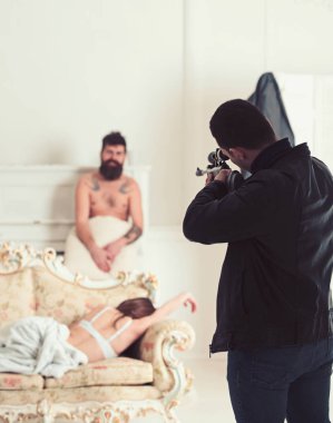 Adam silah amacıyla bulanıklık çift yatak odasında. Katil keskin nişancı tüfeği deri ceket ve kot tutun. Koca silahla ateş hile karısı ve sevgilisi. Aşk üçgeni kavramı. Hile, kıskançlık ve suç