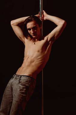 vahşi adam dans striptiz kulübü bir direk kullanma.